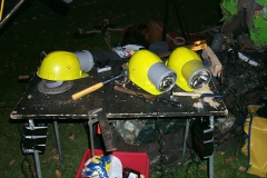 Werkzeugtisch-mit-Helmen